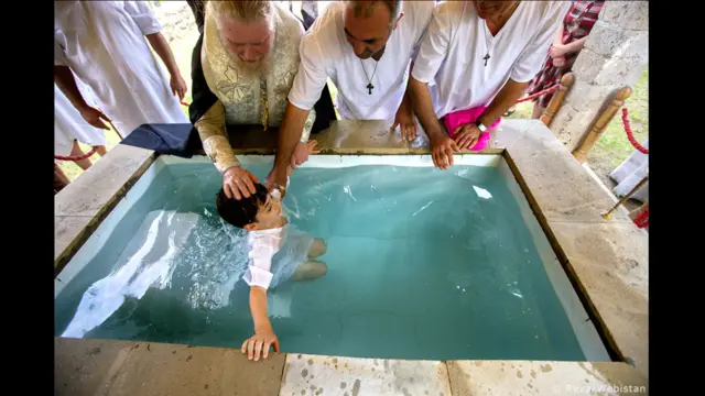 رضا دقتی می‌گوید در این فکر بوده است که چطور می‌تواند به دنیا نشان دهد که می شود مثل مردم جمهوری آذربایجان، آدم ها با باورهای مختلف همزیستی صلح آمیز داشته باشند