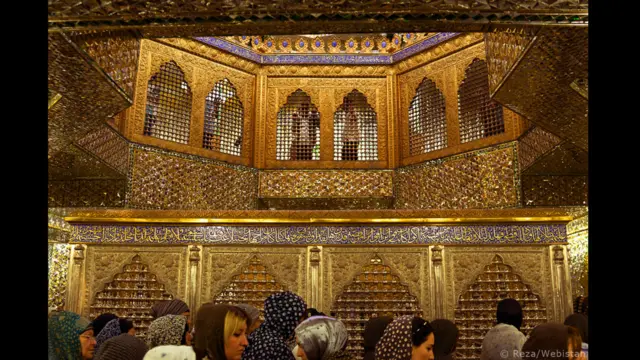 رضا دقتی از سال ۱۹۷۹ کار خبری را شروع کرده و در طول این سال ها به کشورهای مختلفی سفر کرده است.