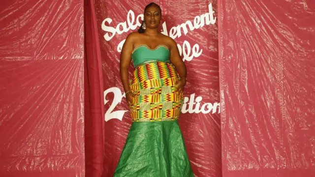 Un mannequin présente une création de mode pendant le le défilé de mode Miss Rondement Belle à Abidjan le 30 octobre 2013.