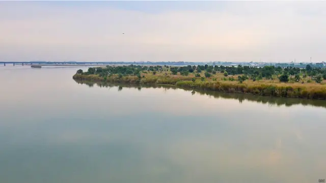 دریائے جہلم پرسکون انداز میں تسلسل کے ساتھ بہہ رہا ہے