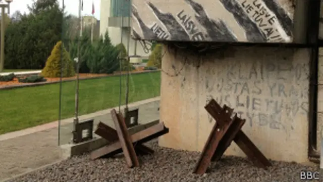 Мемориал в Вильнюсе - у здания парламента