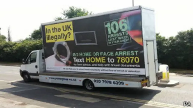 這些要求非法移民「回家」的廣告車引起人們的不安。 