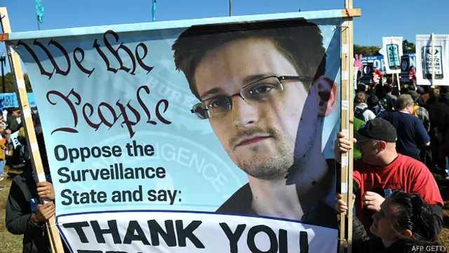 Người biểu tình với biểu ngữ cảm ơn ông Edward Snowden ở Washington DC hôm 26/10
