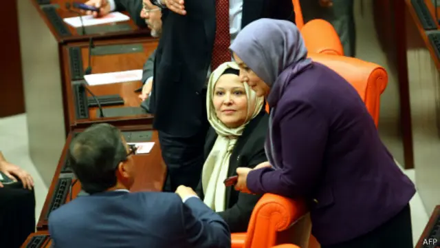 Депутатлар аёлларни ушбу кундан эсдалик учун суратга туширишган.