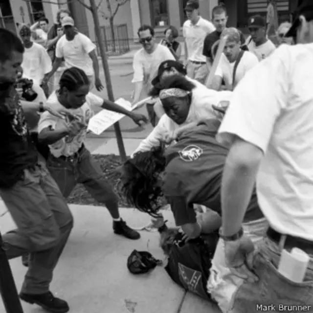 Keshia Thomas protegiendo al sujeto blanco que es atacado por la turba