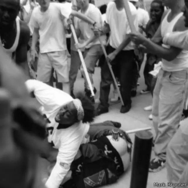 Keshia Thomas protegiendo al sujeto blanco que es atacado por la turba