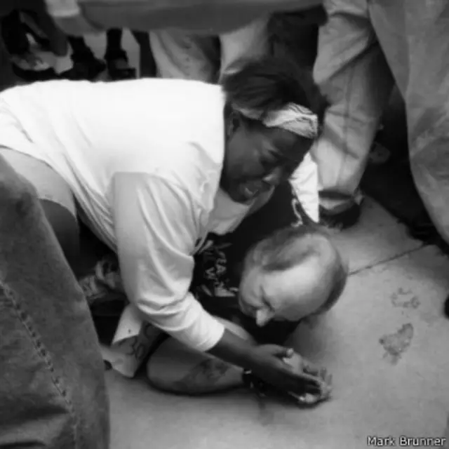 Keshia Thomas protegiendo al sujeto blanco que es atacado por la turba