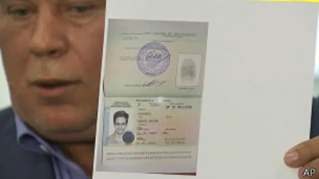 स्नोडन के वक़ील वो दस्तावेज़ दिखा रहे हैं जिनके मुताबिक़ वो रूस में रह सकते हैं