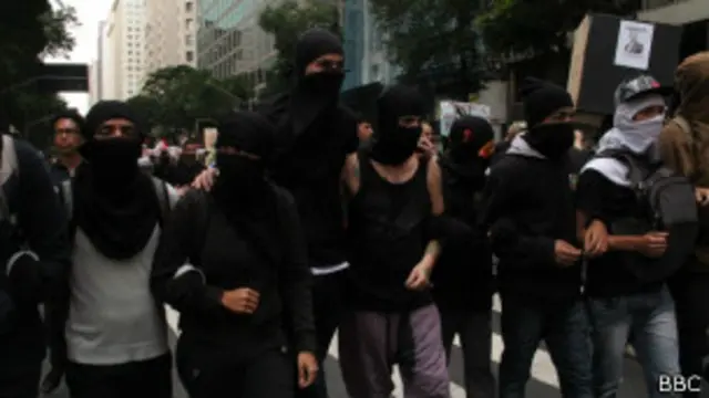 Mascarados participam de protesto no Rio (foto: BBC)