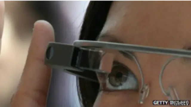 گوگل گلاس ایک ایسی عینک ہے جس میں کمپیوٹر لگا ہے