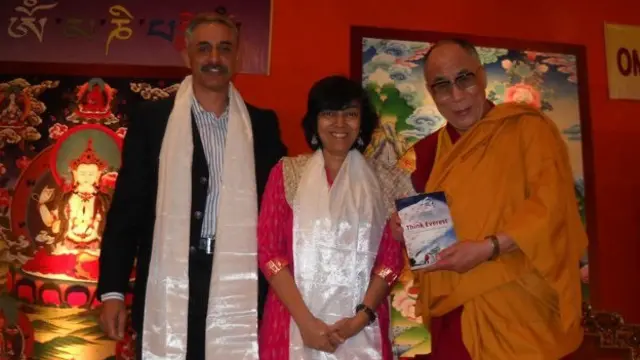 अतुल करवाल अपनी पत्नी अनीता करवाल और तिब्बती धार्मिक गुरु दलाई लामा के साथ अपनी किताब के विमोचन के मौके पर.