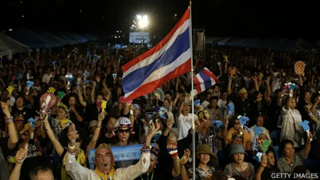 手持黄丝带的泰国民主党支持者在曼谷集会抗议特赦法案（31/10/2013）