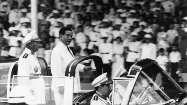 Sang đầu thập niên 1960, ông Diệm thêm một lần bị ám sát bất thành. Ngoài việc tuyên chiến với phe cộng sản qua Luật 10-59 với việc xét xử chóng vánh và xử tử nhiều người chống chế độ, ông Diệm cũng bỏ tù nhiều người phản đối chính sách của ông.  