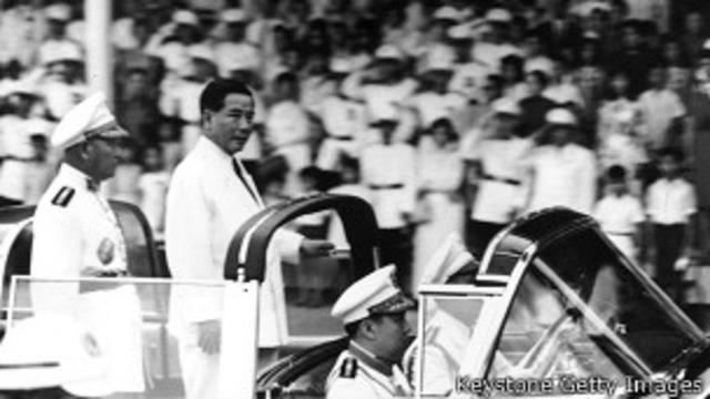 Ông Ngô Đình Diệm duyệt đội danh dự nhân quốc khánh năm 1962