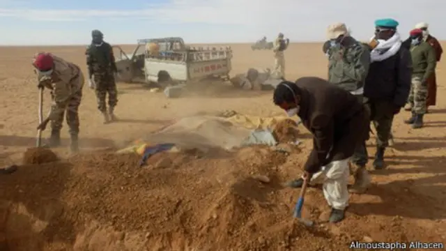 Похороны тел мигрантов, умерших в Сахаре от жажды и голода