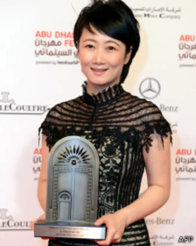 ژائو تائو در غیاب همسرش، ژیا ژانگکه، جایزه بهترین فیلم جشنواره را برای فیلم 'لمس گناه' دریافت کرد