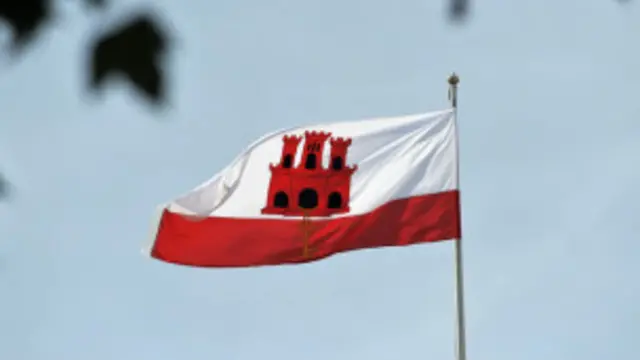 英国国防部指控一艘西班牙海警船“在皇家海军军舰管区内以挑衅和危险的方式运动”。