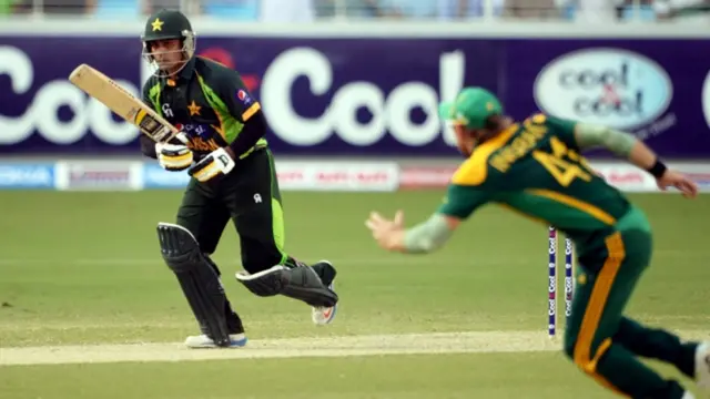 دبئی میں کھیلے جانے والے دوسرے ایک روزہ میچ میں پاکستان نے جنوبی افریقہ کو جیتنے کے لیے 210 رنز کا ہدف دیا ہے
