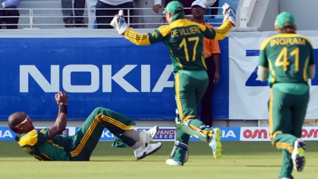 پاکستان کا آغاز اچھا نہ تھا اور صرف چار رنز کے مجموعی سکور پر ناصر جمشید ایک رن بنا کر آؤٹ ہو گئے