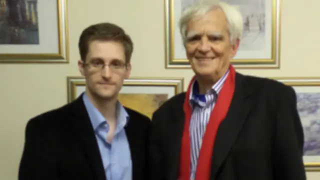 وړاندې, د جرمني د پارلمان غړي هينس کرسټين سټروبل په روسيه کې له ښاغلي سنوډن سره ليدلي وو