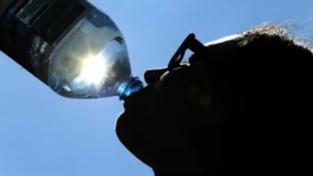 د پښتورګو تیږو لرونکو کسانو ته هره ورځ لږترلږه د دوو لیترو اوبو څښلو سپارښتنه هم کیږي، ډېر مالګین خواړه او سابه باید ونه خوري، له غاز لرونکو مشروباتو او قهوې هم باید ډډه وکړي.