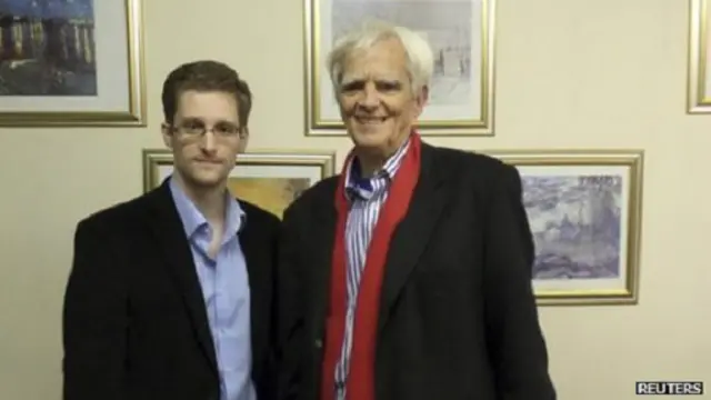 मॉस्को में किसी अज्ञात जगह पर जर्मनी के सांसद क्रिश्चियन स्ट्रोबेली ने एडवर्ड स्नोडेन से मुलाकात की.