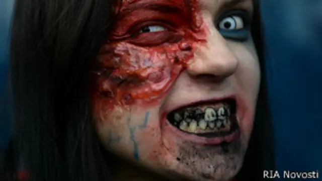 Девушка, загримированная под зомби