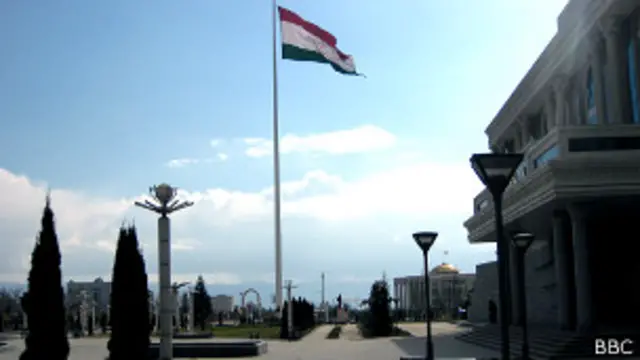 Государственный флаг в Таджикистане был в 2011 году торжественно воодружен на самый высокий в мире флагшток - 165 метров