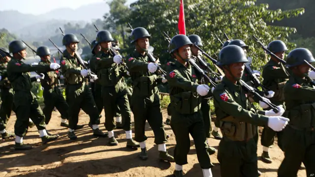 د میانمار پوځ او ځايي یاغیانو تر منځ له تېرو ۷۰ کلونو راهیسې جګړه روانه ده، چې پیل یې له برتانیا نه د دغه هېواد له خپلواکۍ تر لاسه کولو له مهاله شوی او هېڅ ځنډ پکې نه دی راغلی