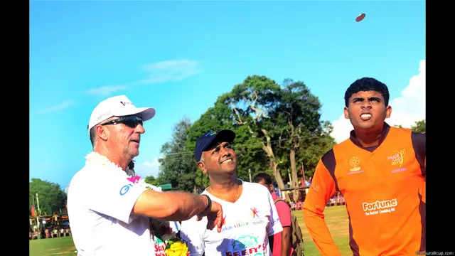 ඉයන් බොතම් මුරලි සමගි කුසලානයේ පළමු කාසියේ වාසිය උරගා බලද්දී කුෂිල් ගුණසේකරද පසෙකින් 