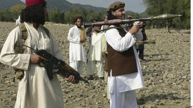 پاکستان کے قبائلی علاقے شمالی وزیرستان میں دو امریکی ڈرون حملوں میں کالعدم تحریک طالبان پاکستان کے سربراہ حکیم اللہ محسود ہلاک ہو گئے ہیں۔ سال دو ہزار آٹھ میں حکیم اللہ محسود نے صحافیوں کے سامنے راکٹ لانچر چلانے کا مظاہرہ کیا تھا۔