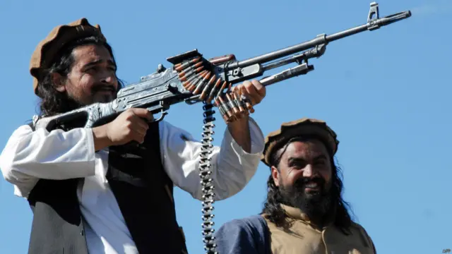 حکیم اللہ محسود ایک ایسے وقت ڈرون حملے میں ہلاک ہوئے ہیں جبکہ سرکاری ذرائع ابلاغ کے مطابق حکومت کے ایک وفد نے سنیچر کو طالبان سے بات چیت کے لیے شمالی وزیرستان جانا تھا۔