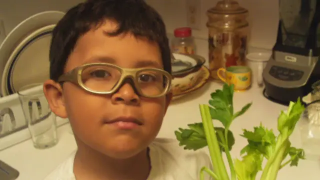 Junto com sua mãe, William Daniel visita museus de Nova York durante suas aulas