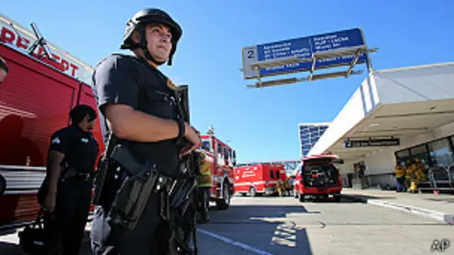 洛杉矶国际机场二号航站楼外一名警员手持步枪站岗（1/11/2013）