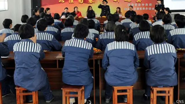 重慶女子監獄在囚人員參與法制教育講座(中新社圖片8/3/2013)