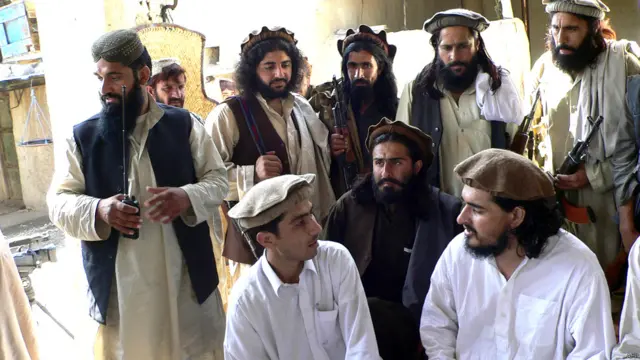 چار اکتوبر 2009 کی اس تصویر میں کالعدم تحریک طالبان پاکستان کے نئے رہنما حکیم اللہ محسود جنوبی وزیرستان کے علاقے سراروغہ میں صحافی سے بات حیت کرتے ہوئے۔