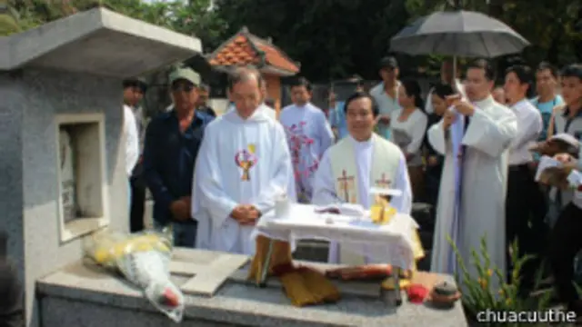 Hàng năm vẫn có người đến viếng mộ Tổng thống Ngô Đình Diệm trong nước