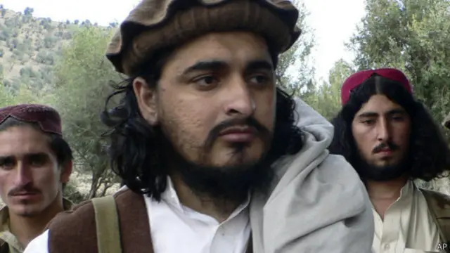 خکیمالله محسود در نوامبر سال گذشته میلادی (۲۰۱۳) در حمله هواپیماهای بدون سرنشین (درون/پهپاد) کشته شد