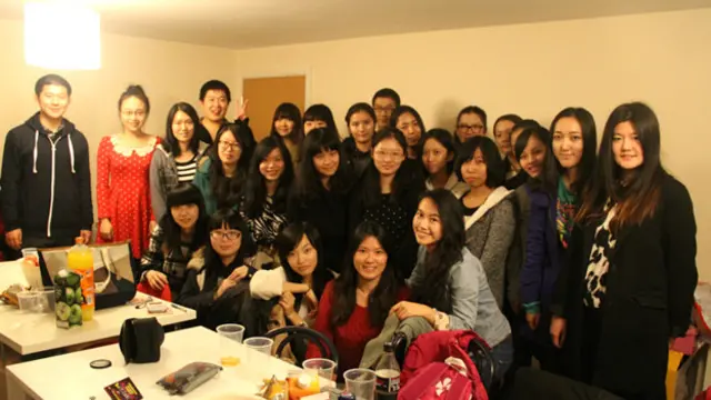 羽毛电台全体成员合影，前排右一为张颂洁。