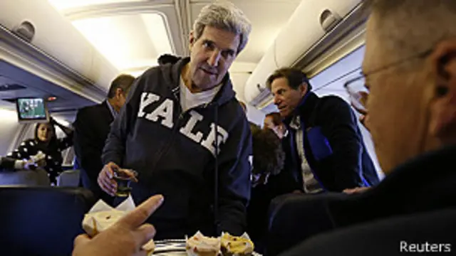 جان کری در هواپیما برای روزنامه نگاران همراه خود شیرینی آورد.