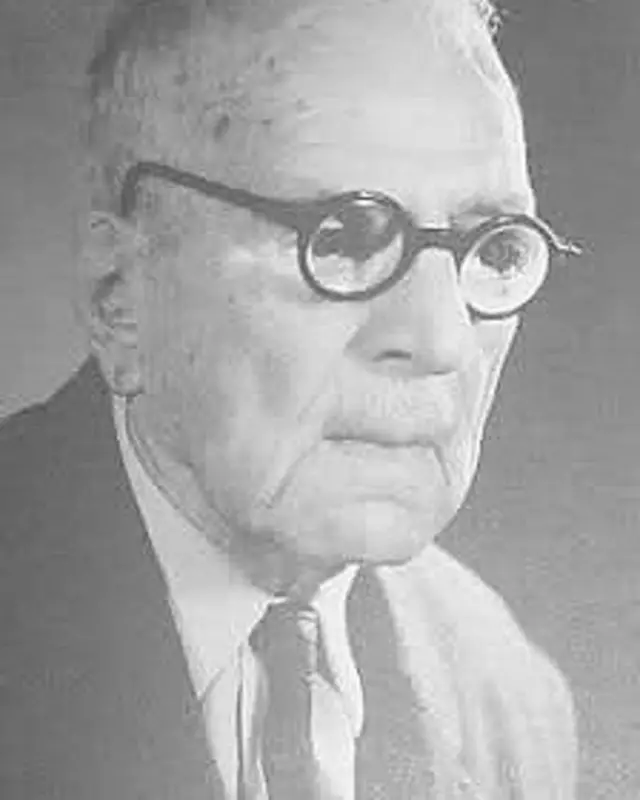 اقبال آذر در دوره سلطنت احمد شاه از موقعیت ممتازی برخوردار بود