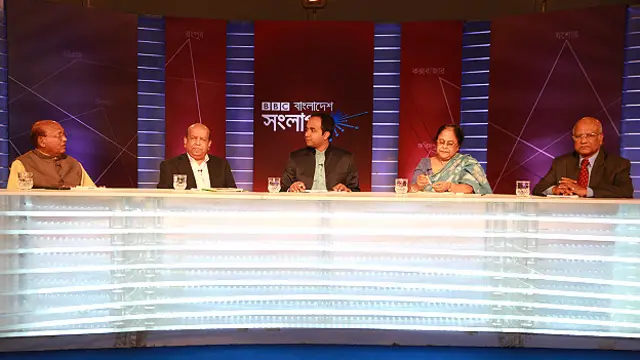 প্যানেল সদস্য বাঁ থেকে: আওয়ামী লীগের উপদেষ্টা পরিষদের সদস্য তোফায়েল আহমেদ, নিরাপত্তা বিশ্লেষক মেজর জেনারেল (অব) এএনএম মুনীরুজ্জামান, সঞ্চালক আকবর হোসেন, মহিলা পরিষদের সভাপতি আয়েশা খানম এবং বিএনপির জাতীয় স্থায়ী কমিটির সদস্য ড: খন্দকার মোশাররফ হোসেন।