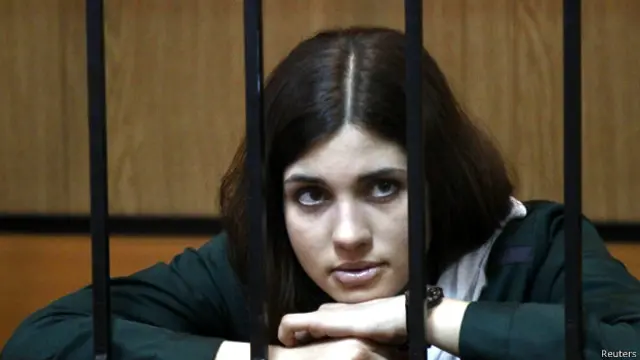 نادژدا تولوکونیکووا پیشتر شکایت کرده بود که توسط مأموران زندان مورد آزار قرار می‌گرفته است