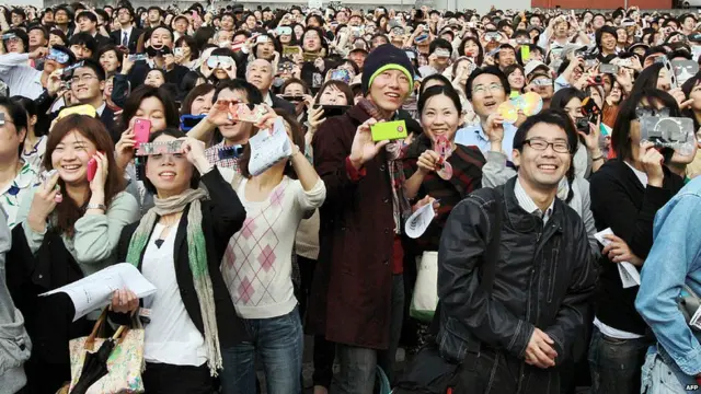 وكان اليابانيون من أوائل الذين شهدوا الكسوف باستخدام نظارات خاصة.