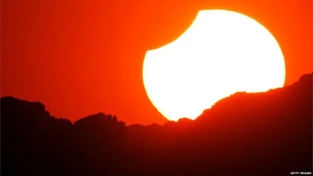 الكسوف في غراند كانيون (الأخدود العظيم) في أريزونا بالولايات المتحدة.