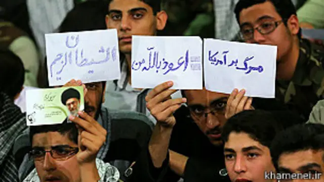  گروهی از دانش آموزان و دانشجویان در دیدار با رهبر ایران 