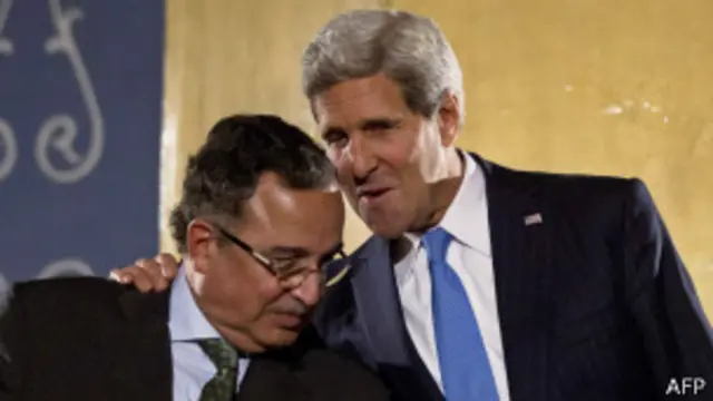 امریکی وزیر خارجہ جان کیری مصر کے وزیر خارجہ نبیل فہمی کے ساتھ اخباری کانفرس کے دوران