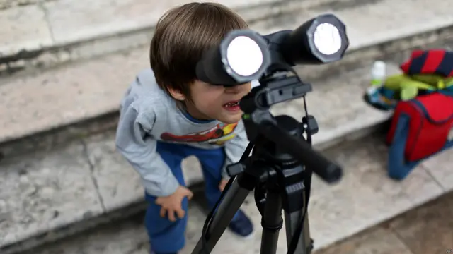 Niño mirando el eclipse