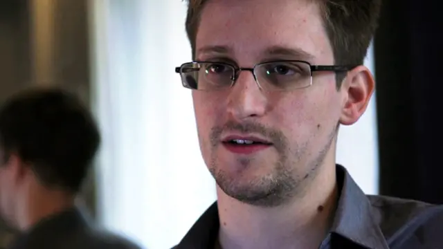 كان سنودن البالغ من العمر 30 عاما قد هرب الى روسيا في يونيو / حزيران الماضي