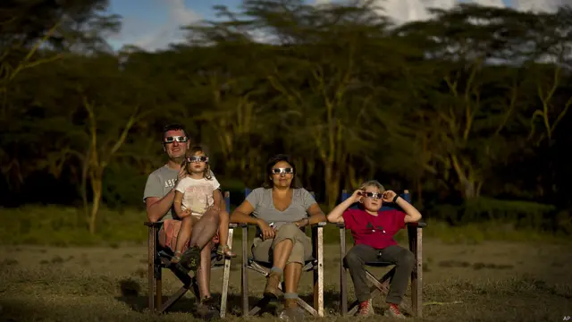 Familia disfruta del eclipse